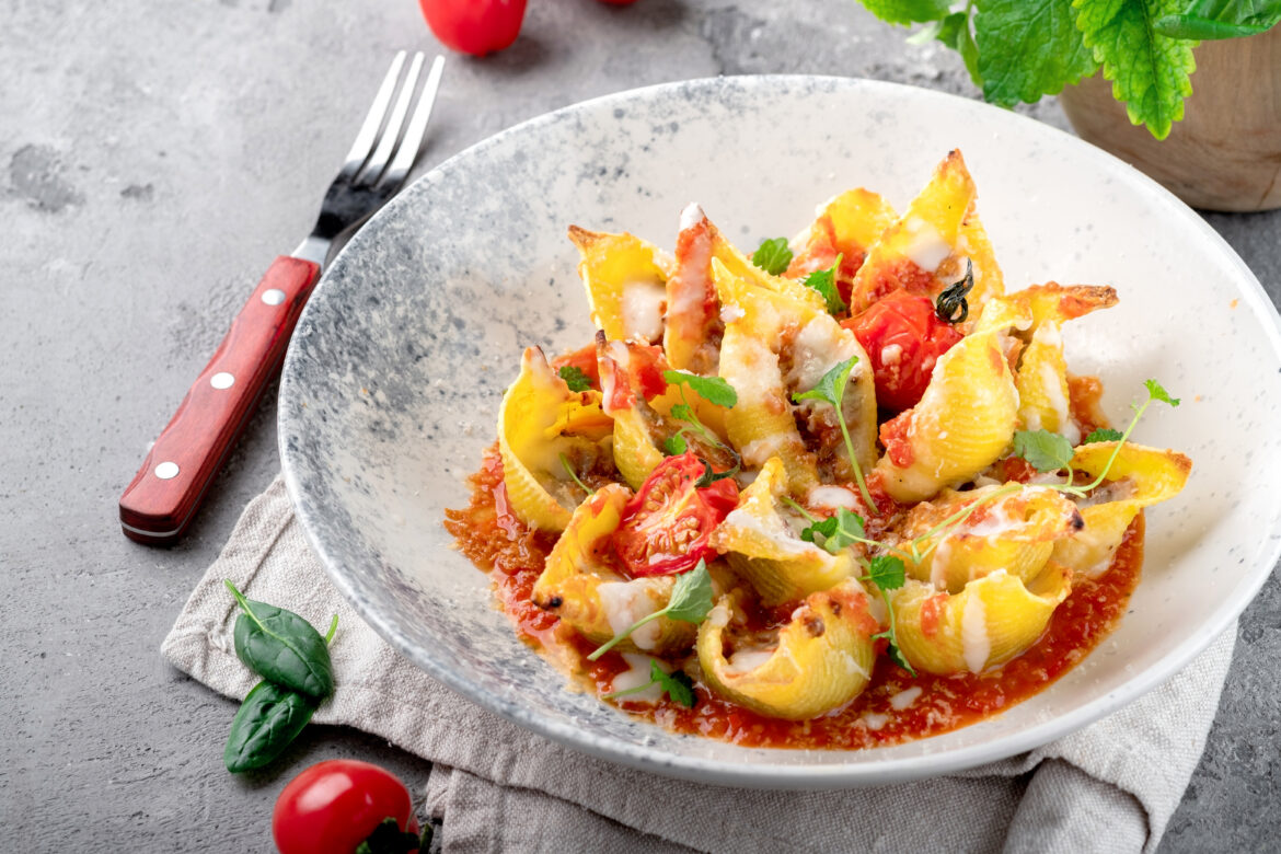 pinoli, uvetta e capperi, arrotolate e cotte al forno con un filo d'olio e una spruzzata di vino bianco. 2. Agnello alle erbe aromatiche: tenero agnello cotto lentamente con rosmarino, salvia, timo e alloro, tipico delle festività pasquali nel Sud Italia. Peperoni ripieni: peperoni colorati e carnosi farciti con una miscela di riso, pomodori, olive, capperi e acciughe, cotti al forno fino a quando diventano morbidi e saporiti. L'abbinamento vinicolo perfetto per questi secondi piatti potrebbe essere un corposo Primitivo di Manduria DOC o un raffinato Nero d'Avola Sicilia DOC. Dolci: la dolcezza della primavera I dolci primaverili del Sud Italia sono un'esplosione di dolcezza e freschezza, grazie all'utilizzo di frutta di stagione e ingredienti genuini. Ecco alcuni dei dolci più rappresentativi: Pastiera napoletana: una torta a base di pasta frolla, ricotta, grano cotto, uova e canditi, profumata con fiori d'arancio e vaniglia. Cassata siciliana: un capolavoro di ricotta, pan di Spagna, pasta di mandorle e frutta candita, decorato con glassa colorata e perline di zucchero. Zeppole di San Giuseppe: soffici bignè fritti o al forno, farciti con crema pasticcera e decorati con amarene sciroppate. Per completare il pasto in dolcezza, potete optare per un delicato Moscato di Trani DOC o un seducente Malvasia delle Lipari DOC. Conclusioni: la primavera nel piatto Assaporare la primavera nel Sud Italia significa immergersi in una sinfonia di sapori e profumi unici, che rendono l'enogastronomia di questa regione una delle più apprezzate al mondo. Dalle fresche insalate di mare ai piatti a base di verdure di stagione, dai primi piatti di pasta e riso ai secondi piatti di carne e pesce, fino ai dolci tipici delle feste pasquali, il Sud Italia offre una varietà di abbinamenti enogastronomici che sapranno conquistare il palato di chiunque. Non perdete l'occasione di scoprire e assaporare questi piatti tradizionali, accompagnandoli con i migliori vini del territorio, per vivere appieno la magia della primavera nel Sud Italia.