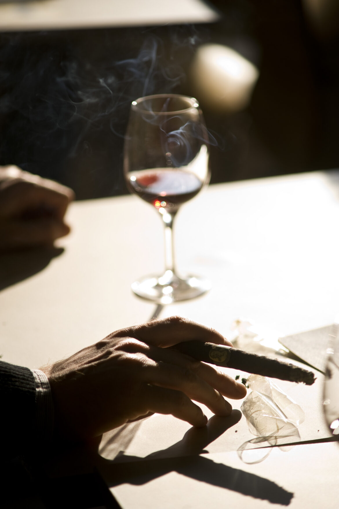 sigaro Toscano e vino